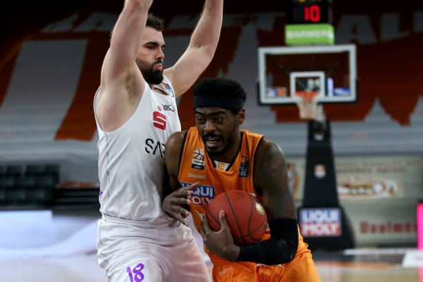 交媒体上留 交媒体上留